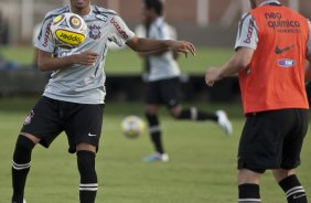 Dentinho e Bruno Cesar durante treino do Corinthians esta tarde no CT Joaquim Grava, no Parque Ecolgico do Tiete. O time se prepara para o jogo contra o Oeste de Itpolis, dia 23/04,  noite, no estdio do Pacaembu, pelas quartas de final do Campeonato Paulista 2011