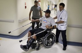 Depois de se submeter a uma operação para correção de uma ruptura do tendao de Aquiles na perna esquerda, o atacante Adriano deixa o Hospital São Luiz onde fora internado na última terça-feira