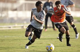 Elias e Moradei durante treino do Corinthians esta tarde no CT Joaquim Grava, no Parque Ecolgico do Tiete. O time se prepara para o jogo contra o Oeste de Itpolis, dia 23/04,  noite, no estdio do Pacaembu, pelas quartas de final do Campeonato Paulista 2011