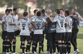 Jogadores do time sem coletes durante treino do Corinthians esta tarde no CT Joaquim Grava, no Parque Ecolgico do Tiete. O time se prepara para o jogo contra o Oeste de Itpolis, dia 23/04,  noite, no estdio do Pacaembu, pelas quartas de final do Campeonato Paulista 2011