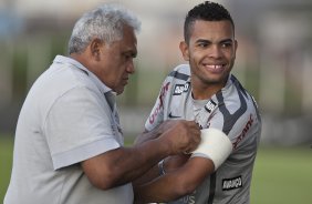 O enfermeiro Cear coloca a faixa de capitao do time sem coletes em Dentinho, durante treino do Corinthians esta tarde no CT Joaquim Grava, no Parque Ecolgico do Tiete. O time se prepara para o jogo contra o Oeste de Itpolis, dia 23/04,  noite, no estdio do Pacaembu, pelas quartas de final do Campeonato Paulista 2011