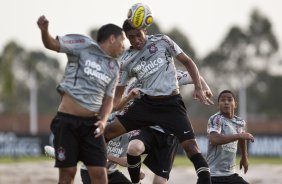 Paulinho rebate a bola durante treino do Corinthians esta tarde no CT Joaquim Grava, no Parque Ecolgico do Tiete. O time se prepara para o jogo contra o Oeste de Itpolis, dia 23/04,  noite, no estdio do Pacaembu, pelas quartas de final do Campeonato Paulista 2011