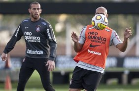 Rafael Santos e Edno durante treino do Corinthians esta tarde no CT Joaquim Grava, no Parque Ecolgico do Tiete. O time se prepara para o jogo contra o Oeste de Itpolis, dia 23/04,  noite, no estdio do Pacaembu, pelas quartas de final do Campeonato Paulista 2011