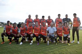 Time de coletes que venceu o racho durante treino do Corinthians esta tarde no CT Joaquim Grava, no Parque Ecolgico do Tiete. O time se prepara para o jogo contra o Oeste de Itpolis, dia 23/04,  noite, no estdio do Pacaembu, pelas quartas de final do Campeonato Paulista 2011