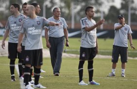 Tite e seu auxiliar Cleber Xavier durante treino do Corinthians esta tarde no CT Joaquim Grava, no Parque Ecolgico do Tiete. O time se prepara para o jogo contra o Oeste de Itpolis, dia 23/04,  noite, no estdio do Pacaembu, pelas quartas de final do Campeonato Paulista 2011