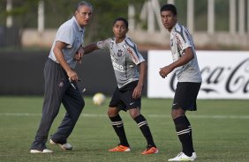 Tite; Jorge Henrique e Paulinho durante treino do Corinthians esta tarde no CT Joaquim Grava, no Parque Ecolgico do Tiete. O time se prepara para o jogo contra o Oeste de Itpolis, dia 23/04,  noite, no estdio do Pacaembu, pelas quartas de final do Campeonato Paulista 2011