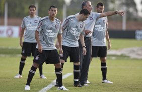 Tite orienta o time durante treino do Corinthians esta tarde no CT Joaquim Grava, no Parque Ecolgico do Tiete. O time se prepara para o jogo contra o Oeste de Itpolis, dia 23/04,  noite, no estdio do Pacaembu, pelas quartas de final do Campeonato Paulista 2011