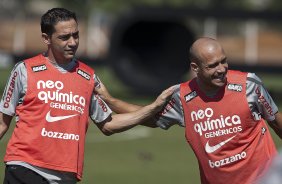 Chico e Alessandro durante treino do Corinthians esta manh no CT Joaquim Grava, no Parque Ecolgico do Tiete. O time se prepara para o jogo contra o Oeste de Itpolis, amanh dia 23/04,  noite, no estdio do Pacaembu, pelas quartas de final do Campeonato Paulista 2011