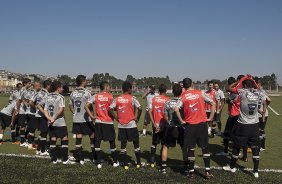 Jogadores reunidos no centro do campo durante treino do Corinthians esta manh no CT Joaquim Grava, no Parque Ecolgico do Tiete. O time se prepara para o jogo contra o Oeste de Itpolis, amanh dia 23/04,  noite, no estdio do Pacaembu, pelas quartas de final do Campeonato Paulista 2011