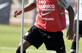 Paulinho durante treino do Corinthians esta manh no CT Joaquim Grava, no Parque Ecolgico do Tiete. O time se prepara para o jogo contra o Oeste de Itpolis, amanh dia 23/04,  noite, no estdio do Pacaembu, pelas quartas de final do Campeonato Paulista 2011