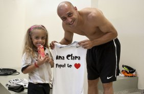 Alessandro com a filha Ana Clara nos vestiários antes da partida entre Corinthians x Oeste/Itápolis, realizada esta noite no estádio do Pacaembu, quartas de final do Campeonato Paulista 2011