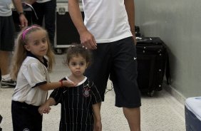 Alessandro com a filha Ana Clara(e) e uma amiguinha nos vestiários antes da partida entre Corinthians x Oeste/Itápolis, realizada esta noite no estádio do Pacaembu, quartas de final do Campeonato Paulista 2011