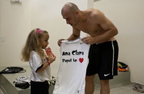 Alessandro com a flha Ana Clara nos vestiários antes da partida entre Corinthians x Oeste/Itápolis, realizada esta noite no estádio do Pacaembu, quartas de final do Campeonato Paulista 2011