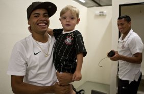Dentinho com o sobrinho Murilo e com Ralf(d) nos vestiários antes da partida entre Corinthians x Oeste/Itápolis, realizada esta noite no estádio do Pacaembu, quartas de final do Campeonato Paulista 2011