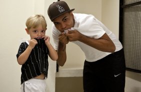 Dentinho com o sobrinho Murilo nos vestiários antes da partida entre Corinthians x Oeste/Itápolis, realizada esta noite no estádio do Pacaembu, quartas de final do Campeonato Paulista 2011