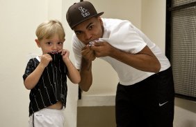 Dentinho com o sobrinho Murilo nos vestirios antes da partida entre Corinthians x Oeste/Itpolis, realizada esta noite no estdio do Pacaembu, quartas de final do Campeonato Paulista 2011