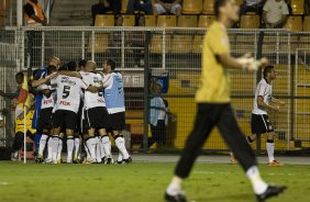 Jogadores comemora gol de Liedson durante a partida entre Corinthians x Oeste/Itpolis, realizada esta noite no estdio do Pacaembu, quartas de final do Campeonato Paulista 2011