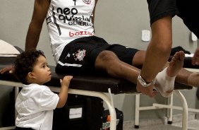 Jorge Henrique coloca protecao nos tornozelos com o enfermeiro Cleber Costa, ao lado do filho Thiago nos vestiários antes da partida entre Corinthians x Oeste/Itápolis, realizada esta noite no estádio do Pacaembu, quartas de final do Campeonato Paulista 2011