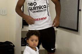 Jorge Henrique com o filho Thiago nos vestiários antes da partida entre Corinthians x Oeste/Itápolis, realizada esta noite no estádio do Pacaembu, quartas de final do Campeonato Paulista 2011