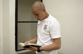 Julio Cesar le a Biblia nos vestirios antes da partida entre Corinthians x Oeste/Itpolis, realizada esta noite no estdio do Pacaembu, quartas de final do Campeonato Paulista 2011