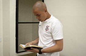 Julio Cesar le a Biblia nos vestiários antes da partida entre Corinthians x Oeste/Itápolis, realizada esta noite no estádio do Pacaembu, quartas de final do Campeonato Paulista 2011