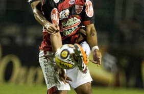 Leandro Castn e Fabio Santos durante a partida entre Corinthians x Oeste/Itpolis, realizada esta noite no estdio do Pacaembu, quartas de final do Campeonato Paulista 2011