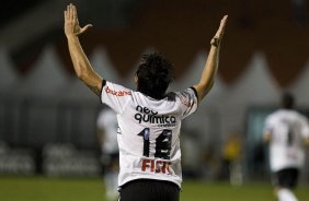 Willian comemora seu gol durante a partida entre Corinthians x Oeste/Itpolis, realizada esta noite no estdio do Pacaembu, quartas de final do Campeonato Paulista 2011