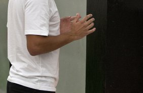 Fabio Santos nos vestiários antes da partida entre Palmeiras x Corinthians, realizada esta tarde no estádio do Pacaembu, pelas semifinais do Campeonato Paulista de 2011