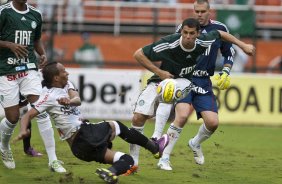 Liedson; Rivaldo e Deola durante a partida entre Palmeiras x Corinthians, realizada esta tarde no estádio do Pacaembu, pelas semifinais do Campeonato Paulista de 2011
