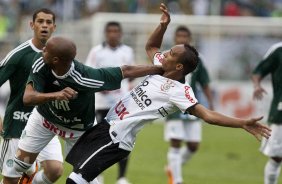 Thiago Heleno e Liedson durante a partida entre Palmeiras x Corinthians, realizada esta tarde no estdio do Pacaembu, pelas semifinais do Campeonato Paulista de 2011