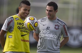 Dentinho e Bruno Cesar durante treino do Corinthians esta manh no CT Joaquim Grava, Parque Ecolgico do Tiete. O time se prepara para o jogo contra o Santos, domingo, dia 08/05,  tarde, no estdio do Pacaembu, primeiro jogo das finais do Campeonato Paulista 2011