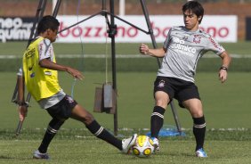 Elias e Willian durante treino do Corinthians esta manh no CT Joaquim Grava, Parque Ecolgico do Tiete. O time se prepara para o jogo contra o Santos, domingo, dia 08/05,  tarde, no estdio do Pacaembu, primeiro jogo das finais do Campeonato Paulista 2011