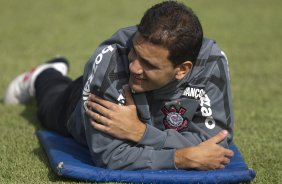 Fabio Santos durante treino do Corinthians esta manh no CT Joaquim Grava, Parque Ecolgico do Tiete. O time se prepara para o jogo contra o Santos, domingo, dia 08/05,  tarde, no estdio do Pacaembu, primeiro jogo das finais do Campeonato Paulista 2011