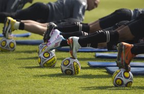 Jogadores fazendo alongamento durante treino do Corinthians esta manh no CT Joaquim Grava, Parque Ecolgico do Tiete. O time se prepara para o jogo contra o Santos, domingo, dia 08/05,  tarde, no estdio do Pacaembu, primeiro jogo das finais do Campeonato Paulista 2011