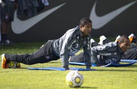 Jorge Henrique e Liedson durante treino do Corinthians esta manh no CT Joaquim Grava, Parque Ecolgico do Tiete. O time se prepara para o jogo contra o Santos, domingo, dia 08/05,  tarde, no estdio do Pacaembu, primeiro jogo das finais do Campeonato Paulista 2011