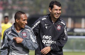 Liedson e o auxiliar de Tite, Fabio Carille durante treino do Corinthians esta manh no CT Joaquim Grava, Parque Ecolgico do Tiete. O time se prepara para o jogo contra o Santos, domingo, dia 08/05,  tarde, no estdio do Pacaembu, primeiro jogo das finais do Campeonato Paulista 2011