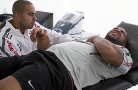 O atacante Adriano faz tratamento no ombro com o fisioterapeuta Caio Mello durante treino do Corinthians esta manhã no CT Joaquim Grava, Parque Ecológico do Tiete. O time se prepara para o jogo contra o Santos, domingo, dia 08/05, à tarde, no estádio do Pacaembu, primeiro jogo das finais do Campeonato Paulista 2011