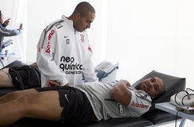 O atacante Adriano faz tratamento no ombro com o fisioterapeuta Caio Mello durante treino do Corinthians esta manhã no CT Joaquim Grava, Parque Ecológico do Tiete. O time se prepara para o jogo contra o Santos, domingo, dia 08/05, à tarde, no estádio do Pacaembu, primeiro jogo das finais do Campeonato Paulista 2011