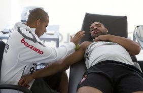 O atacante Adriano faz tratamento no ombro com o fisioterapeuta Caio Mello durante treino do Corinthians esta manhã no CT Joaquim Grava, Parque Ecológico do Tiete. O time se prepara para o jogo contra o Santos, domingo, dia 08/05, à tarde, no estádio do Pacaembu, primeiro jogo das finais do Campeonato Paulista 2011