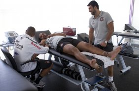O atacante Adriano faz tratamento no ombro com os fisioterapeutas Caio Mello e Bruno Mazziotti(d) durante treino do Corinthians esta manhã no CT Joaquim Grava, Parque Ecológico do Tiete. O time se prepara para o jogo contra o Santos, domingo, dia 08/05, à tarde, no estádio do Pacaembu, primeiro jogo das finais do Campeonato Paulista 2011