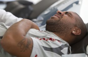 O atacante Adriano sente dores no ombro durante tratamento com o fisioterapeuta Caio Mello durante treino do Corinthians esta manhã no CT Joaquim Grava, Parque Ecológico do Tiete. O time se prepara para o jogo contra o Santos, domingo, dia 08/05, à tarde, no estádio do Pacaembu, primeiro jogo das finais do Campeonato Paulista 2011