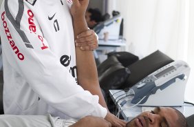 O fisioterapeuta Caio Mello faz tratamento no ombro do atacante Adriano durante treino do Corinthians esta manhã no CT Joaquim Grava, Parque Ecológico do Tiete. O time se prepara para o jogo contra o Santos, domingo, dia 08/05, à tarde, no estádio do Pacaembu, primeiro jogo das finais do Campeonato Paulista 2011