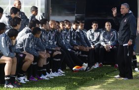 Tite fala com o grupo de jogadores durante treino do Corinthians esta manh no CT Joaquim Grava, Parque Ecolgico do Tiete. O time se prepara para o jogo contra o Santos, domingo, dia 08/05,  tarde, no estdio do Pacaembu, primeiro jogo das finais do Campeonato Paulista 2011