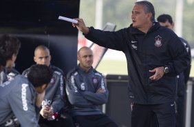 Tite fala com o grupo de jogadores durante treino do Corinthians esta manh no CT Joaquim Grava, Parque Ecolgico do Tiete. O time se prepara para o jogo contra o Santos, domingo, dia 08/05,  tarde, no estdio do Pacaembu, primeiro jogo das finais do Campeonato Paulista 2011