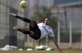 Dentinho da um voleio durante treino do Corinthians esta manh no CT Joaquim Grava, Parque Ecolgico do Tiete. O time se prepara para o jogo contra o Santos, amanh, domingo, dia 08/05,  tarde, no estdio do Pacaembu, primeiro jogo das finais do Campeonato Paulista 2011