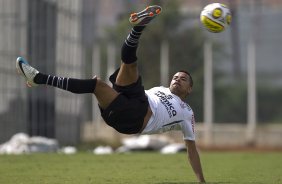 Dentinho da um voleio durante treino do Corinthians esta manh no CT Joaquim Grava, Parque Ecolgico do Tiete. O time se prepara para o jogo contra o Santos, amanh, domingo, dia 08/05,  tarde, no estdio do Pacaembu, primeiro jogo das finais do Campeonato Paulista 2011