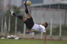 Dentinho da um voleio durante treino do Corinthians esta manh no CT Joaquim Grava, Parque Ecolgico do Tiete. O time se prepara para o jogo contra o Santos, amanh, domingo, dia 08/05,  tarde, no estdio do Pacaembu, primeiro jogo das finais do Campeonato Paulista 2011