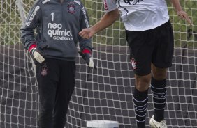 Julio Cesar e Ralf durante treino do Corinthians esta manh no CT Joaquim Grava, Parque Ecolgico do Tiete. O time se prepara para o jogo contra o Santos, amanh, domingo, dia 08/05,  tarde, no estdio do Pacaembu, primeiro jogo das finais do Campeonato Paulista 2011