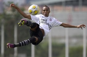 Liedson da um voleio durante treino do Corinthians esta manh no CT Joaquim Grava, Parque Ecolgico do Tiete. O time se prepara para o jogo contra o Santos, amanh, domingo, dia 08/05,  tarde, no estdio do Pacaembu, primeiro jogo das finais do Campeonato Paulista 2011