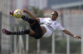 Liedson da um voleio durante treino do Corinthians esta manh no CT Joaquim Grava, Parque Ecolgico do Tiete. O time se prepara para o jogo contra o Santos, amanh, domingo, dia 08/05,  tarde, no estdio do Pacaembu, primeiro jogo das finais do Campeonato Paulista 2011